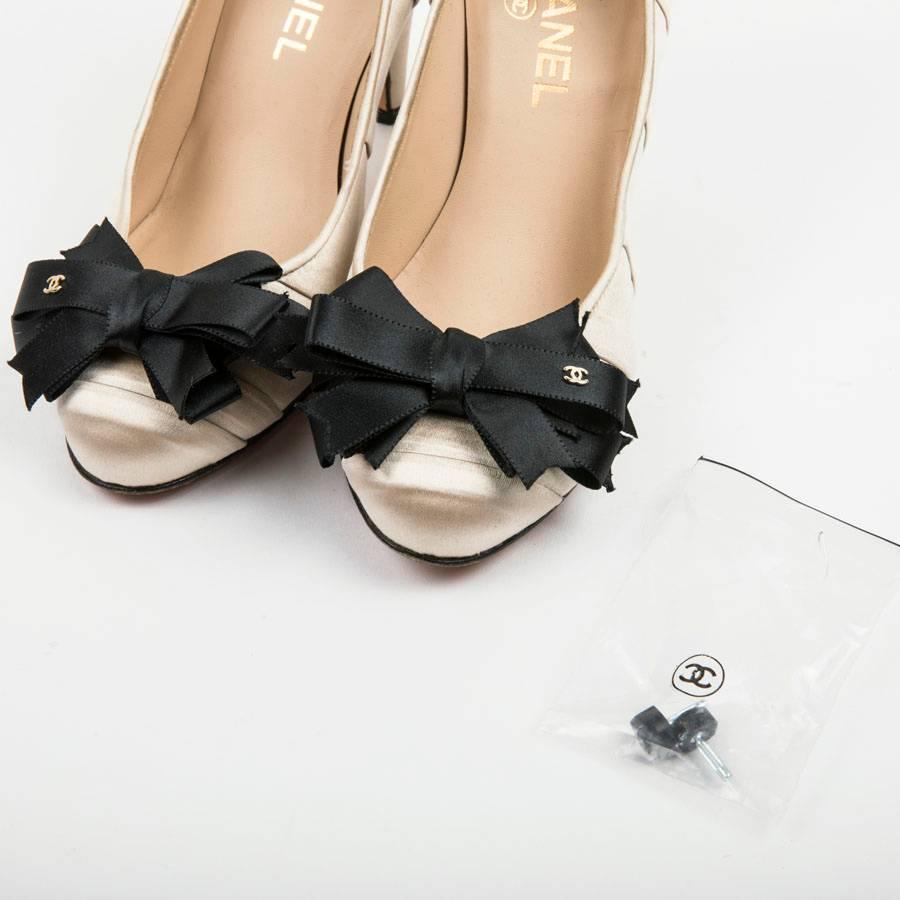 CHANEL High Heels in Beige and Black Duchess Satin Size 37.5 In Excellent Condition For Sale In Paris, FR
