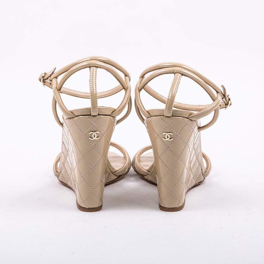 Chanel wedge sandals in beige lacquered quilted leather. Beige shiny leather bands at the front. 

Acronym 'CC' in gold metal on the back of the shoe. Inner and outer soles of genuine leather.

Made in Italy. New condition.

Dimensions : Insole