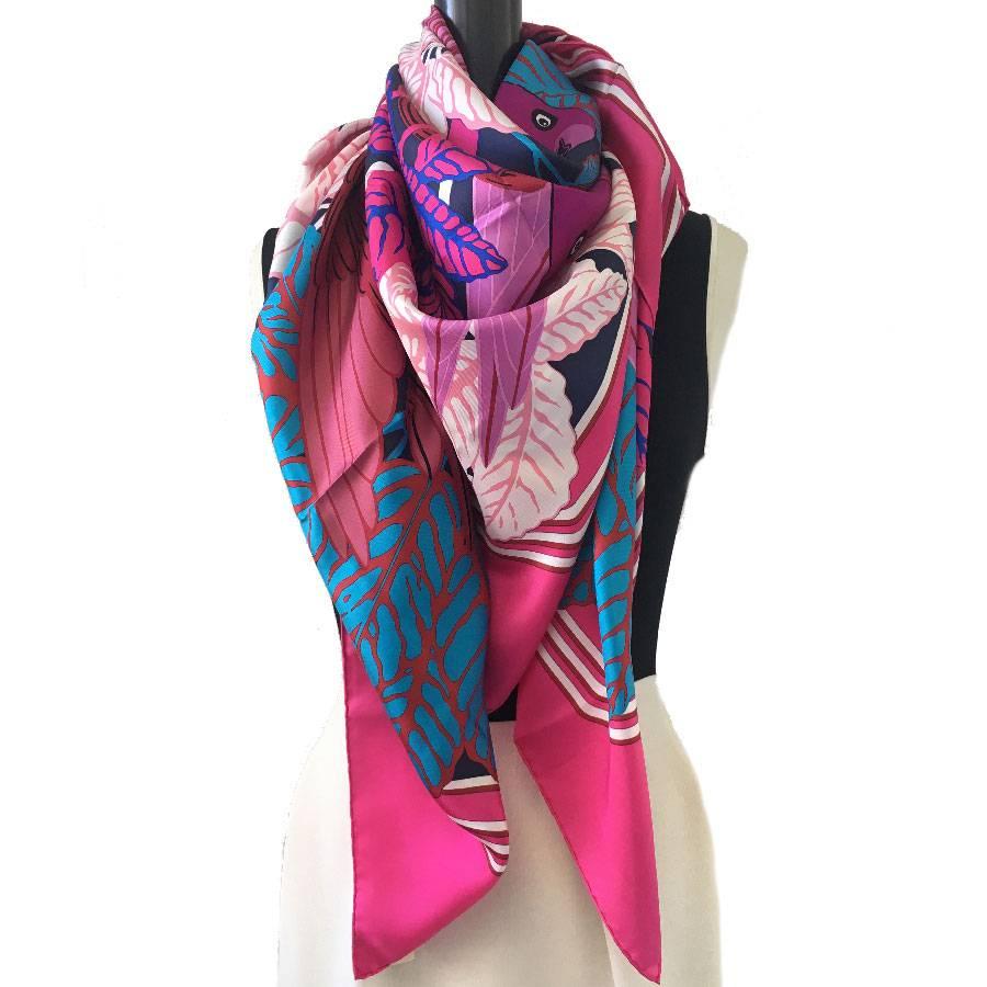 Large Hermès 'Les Perroquets' scarf in bright pink, navy and blue silk. New condition.

Made in France. drawn by: Joachim Metz

Dimensions: 140x140 cm

Will be delivered in its Hermes box