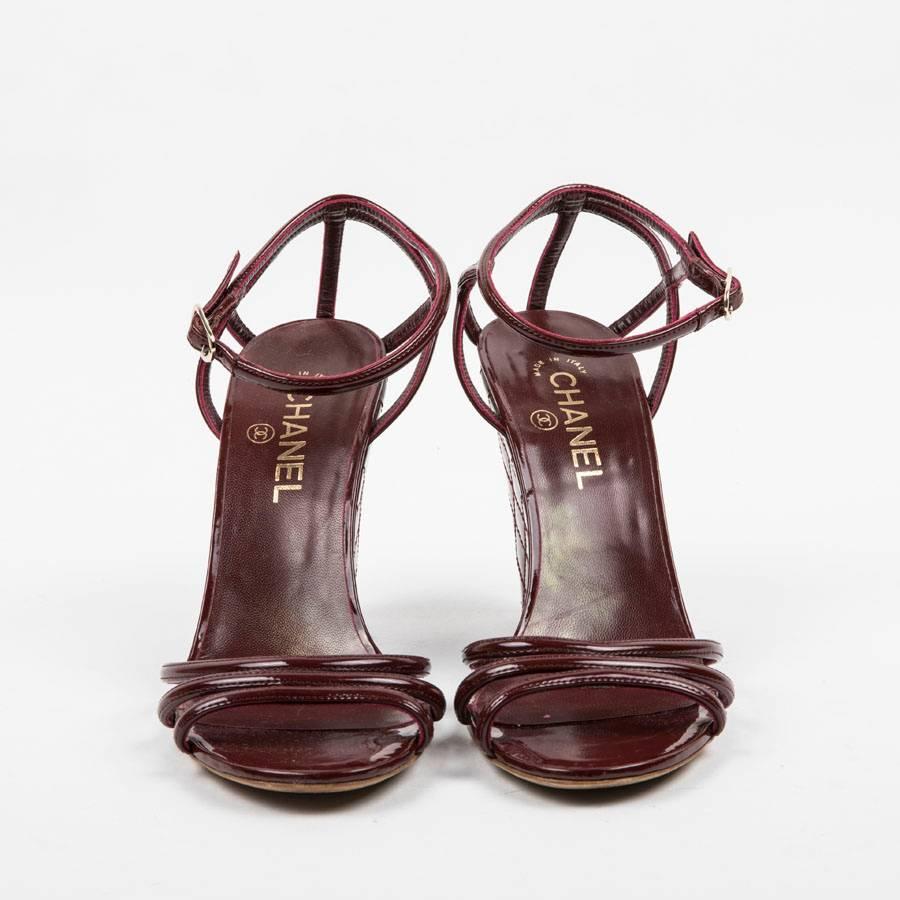 Chanel wedge sandals in burgundy quilted patent leather. Acronym 'CC' in gilded metal on the back of the shoe. Outsole and inner sole in genuine leather. 

Made in Italy.

Very good used condition.

Dimensions : Inner sole length 27 cm x Heel height