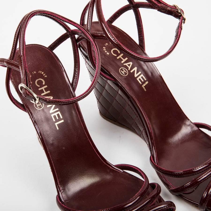 Chanel Burgundy Quilted Patent Leather Wedge Sandals In Good Condition In Paris, FR