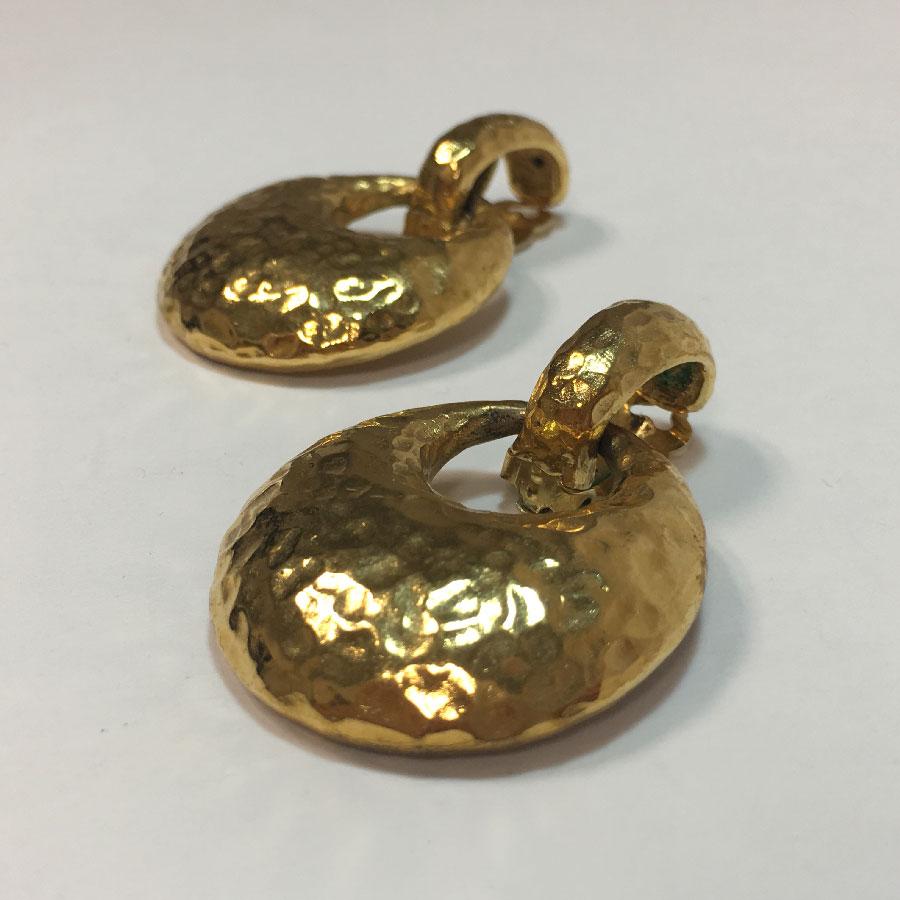 YSL YVES SAINT LAURENT Clip-on Earrings in Hammered Gilded Metal In Good Condition In Paris, FR