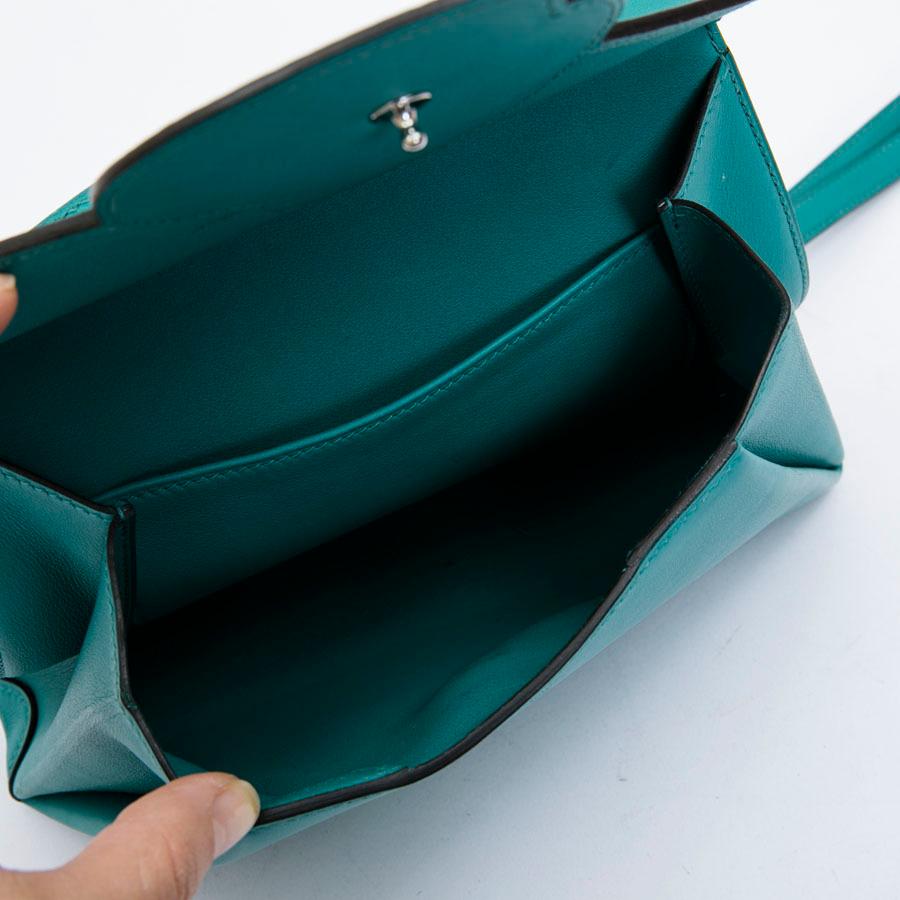 Hermès - Sac Tutti Frutti Hermail en cuir bleu paon Tadelakt  en vente 5