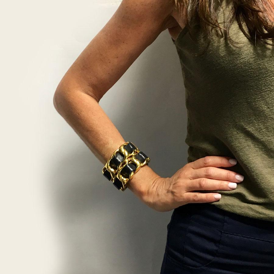 Sublime Chanel cuff bracelet in gold metal chain interlaced with black leather.

Very couture it will dress all your outfits with a crazy class.

Made in France. Immaculate condition.

Dimensions: height: 5.5 cm, wrist circumference: 17 cm

Will be