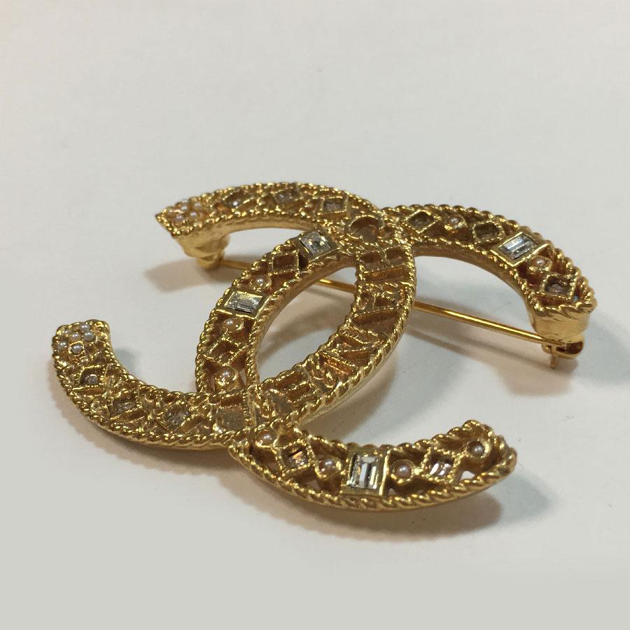 CHANEL CC Brooch in Openwork Gilt Metal, Rhinestones and Small Pearls In Excellent Condition In Paris, FR