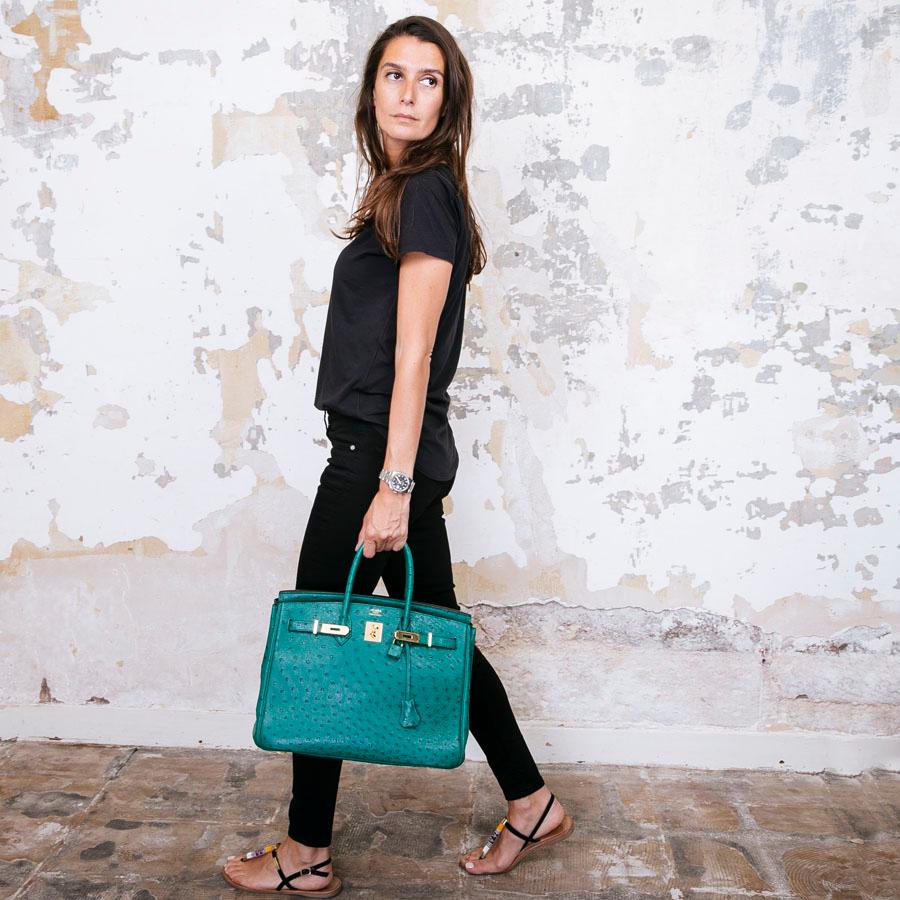 Hermes Birkin 35 bag, in vertigo green ostrich leather. Gilded metal hardware (micro-scratches). The interior is in smooth lamb leather and has two large flat pockets including one zipped.

Stamp K in a square (2007). Bill included. Included :