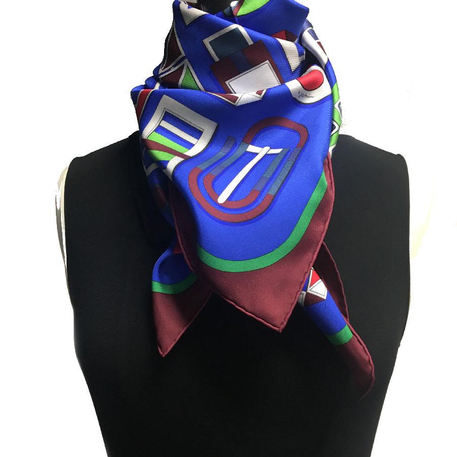Hermès scarf 'Carré en boucles' in royal blue, burgundy and green silk.

New condition, despite 3 stains close to the label.

Drawn by: V. Jamin

Stamp X (from private sales under the label). Made in France

Dimensions: 90x90 cm.

Will be delivered