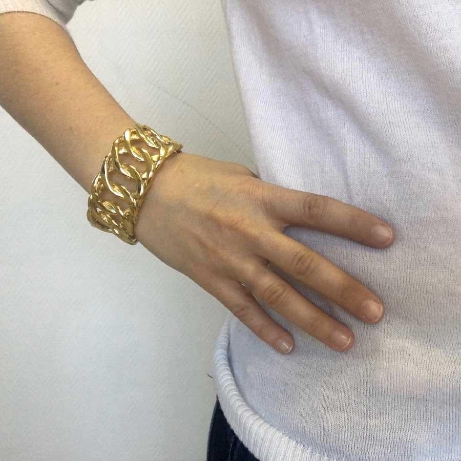 Bracelet vintage Chanel en chaîne tressée en métal doré.

En bon état. Présence de légères traces invisibles d'oxydation (voir photo)

Fabriqué en France.

Dimensions : largeur : 3,5 cm, circonférence du poignet (intérieur) : 17,5 cm

Sera livré