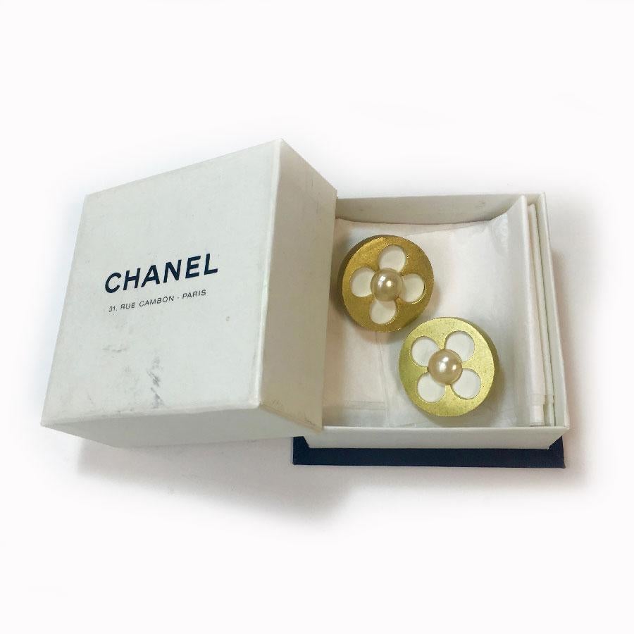 CHANEL Vintage Clip-on Earrings in Clover Shape in Gilt Metal For Sale 3