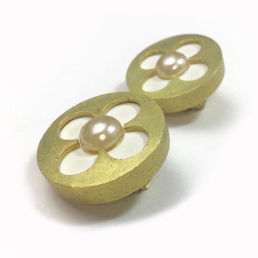 CHANEL Vintage Clip-on Earrings in Clover Shape in Gilt Metal In Good Condition For Sale In Paris, FR