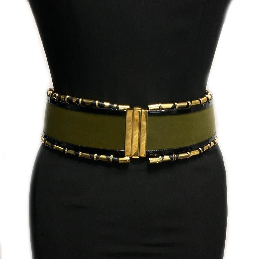 Very beautiful Balmain belt, wide, high waist, in khaki green leather, black patent leather and golden metal tubes. 

Interior in natural leather. Clasp in gold-plated metal.

Made in France. Size 40 in very good condition. A tiny scratch on the