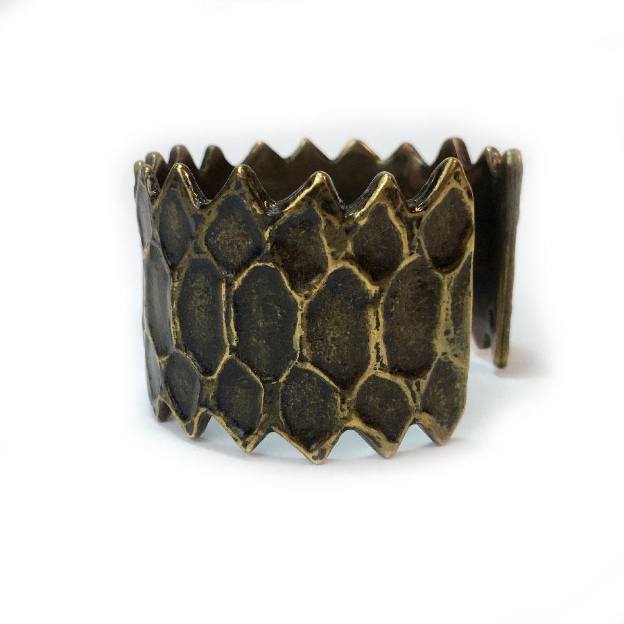 Beautiful Yves Saint Laurent ethnic vintage bronze color cuff. It is a unique size because it is expandable or retractable, the standard size is 17 cm of inner turn. Vintage jewel.

Inside tower (adjustable): 17 cm, width: 3.7 cm