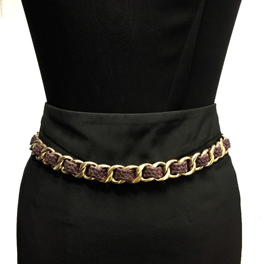 Vintage Chanel belt in golden chain interlaced with purple braided leather. Chanel brand engraved on the hook clasp.

In good condition. The gilding is past and the leather patina. Size 75

Dimensions: total length: 77 cm.

Will be delivered in a