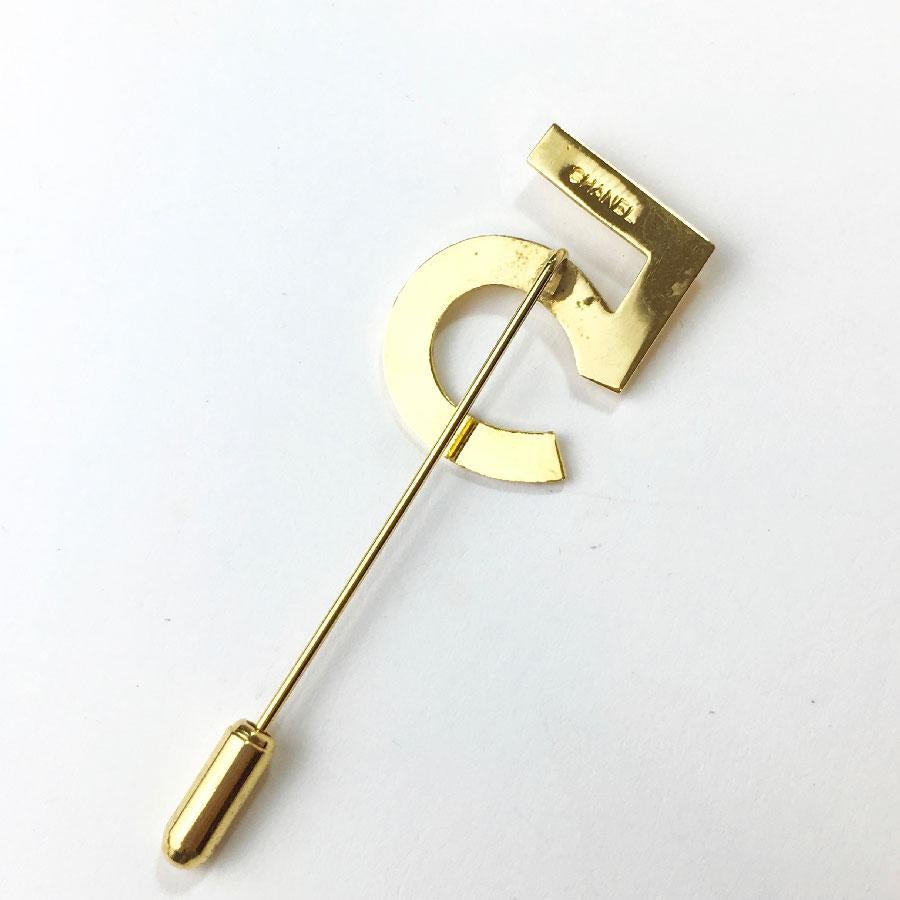 CHANEL Number 5 Pin in Gilt Metal In Excellent Condition In Paris, FR