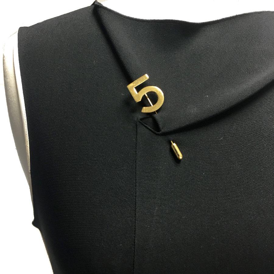 Chanel number 5 pin in gilt metal.

Mark engraved on the back of the jewel.

In very good condition. Some micro scratches on the gilt metal.

Dimensions: length: 6.2 cm

Will be delivered in its Chanel box