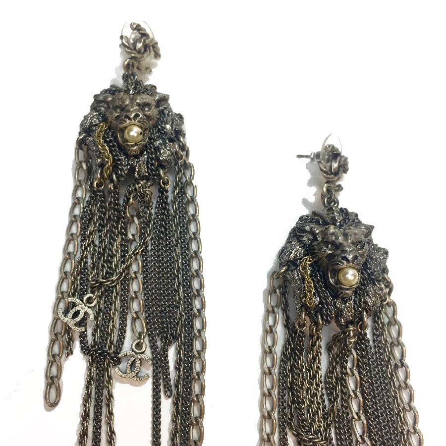 Beautiful Chanel dangle earrings from 'Métiers d'Art' Paris Venice 2009. Multi silver and gold chains, a lion's head set with a pearly pearl.

Immaculate condition.

Dimensions: total length: 15.5 cm, width: 3 cm, weight of a nail: 30 grams

Will be