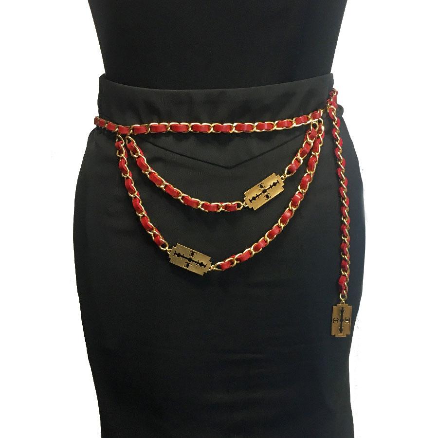 Gorgeous Chanel vintage chain belt and razor blades in gold metal interlaced with red leather. Hook clasp.

In very good condition. Made in France. Spring 2001 Collection

Dimensions: total length: 98.5 cm, can be worn up to: 93.5 cm

Will be