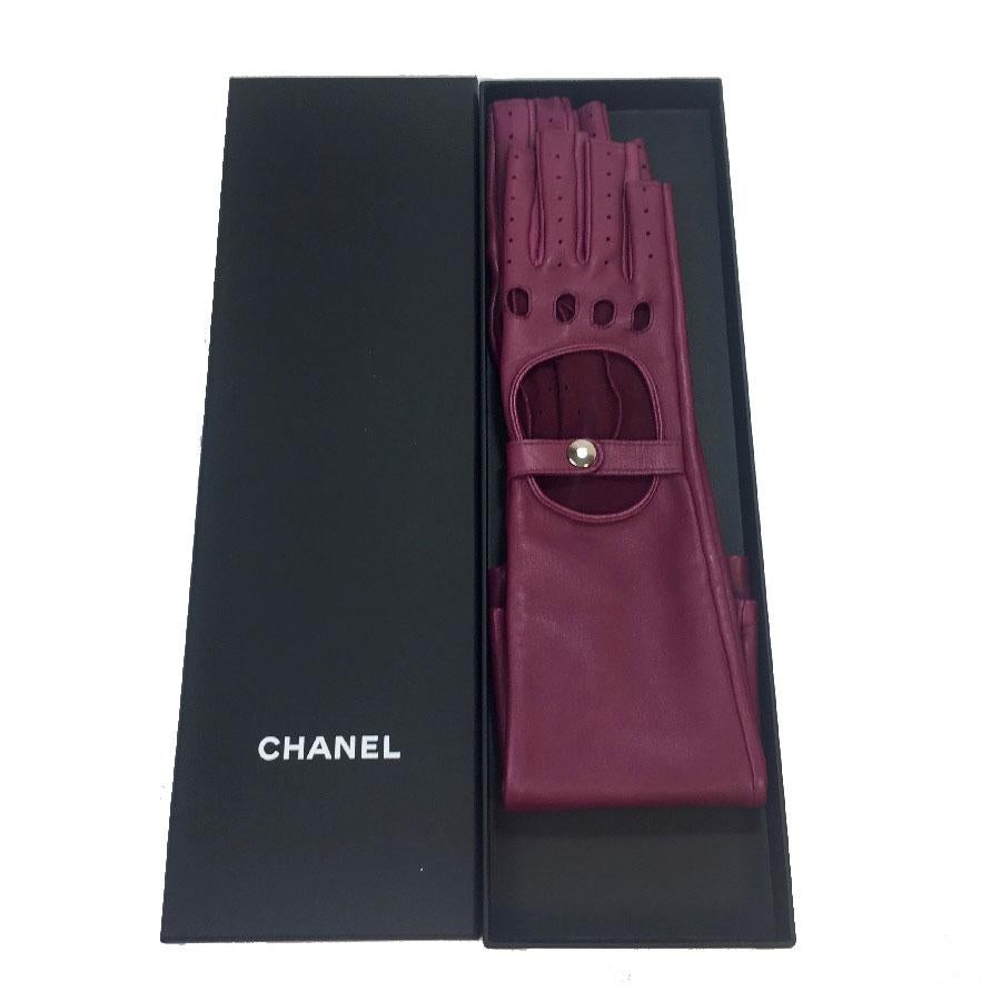 Women's Chanel Long Fuchsia Lamb Leather Mittens  For Sale