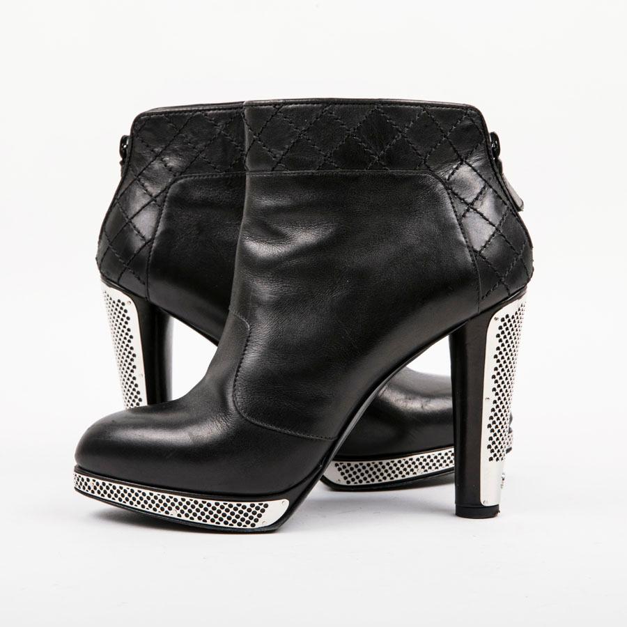 Chanel Low Boots in Black Lamb Leather and Palladium Silver Grille In Good Condition In Paris, FR