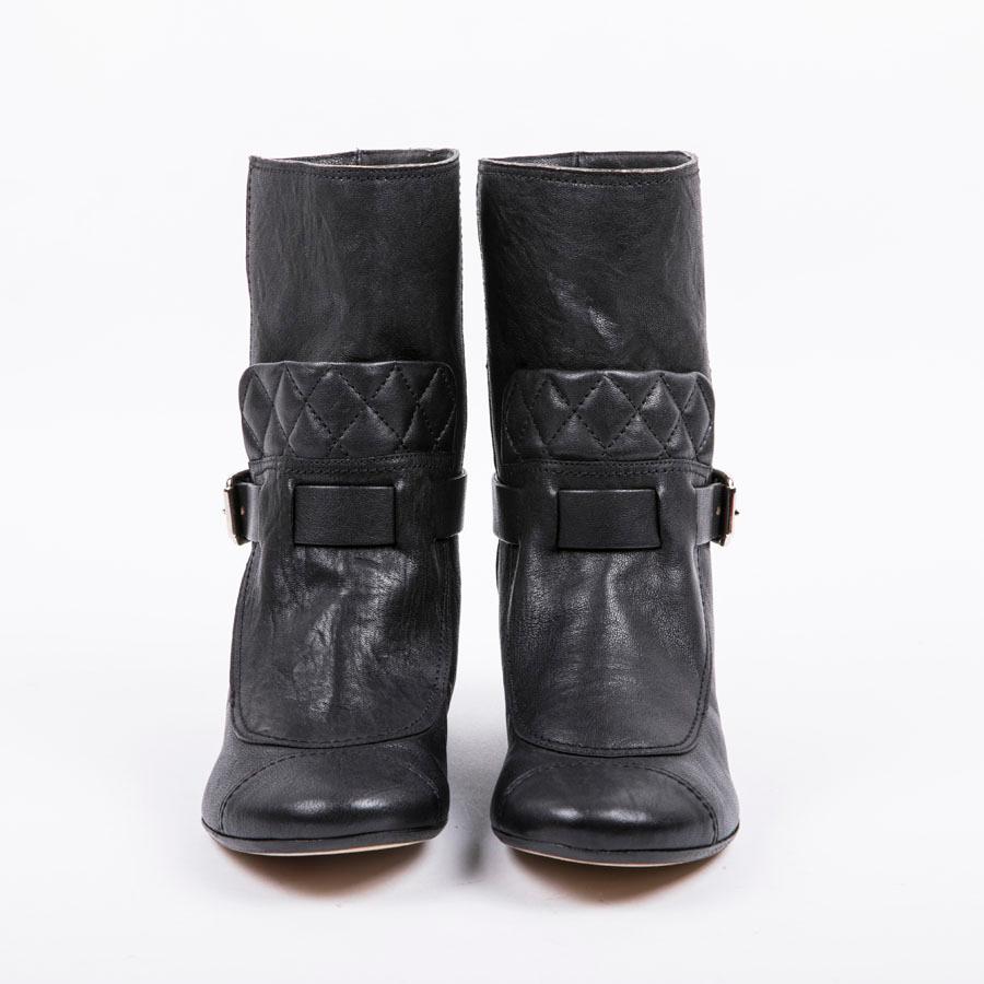 Chanel boots T 37.5 in black aged leather. New condition.
Made in Italy.
Dimensions : Length of the sole 25 cm, width of the outsole: 7 cm, heel height 1.5 cm

Will be delivered in their box Chanel