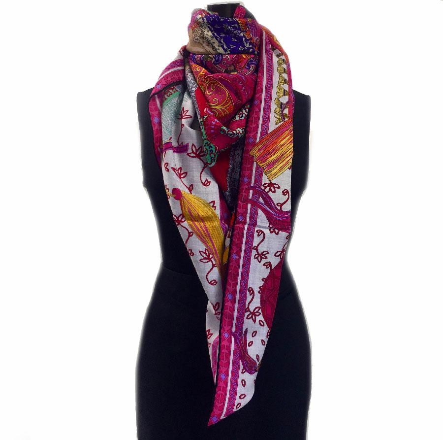 Hermès shawl 'Cavaliers du Caucase' in light gray, fuchsia and green cashmere and silk.

New condition. Made in France.

Designed by: Annie Faivre

Dimensions: 140x140 cm

Will be delivered in its Hermes box
