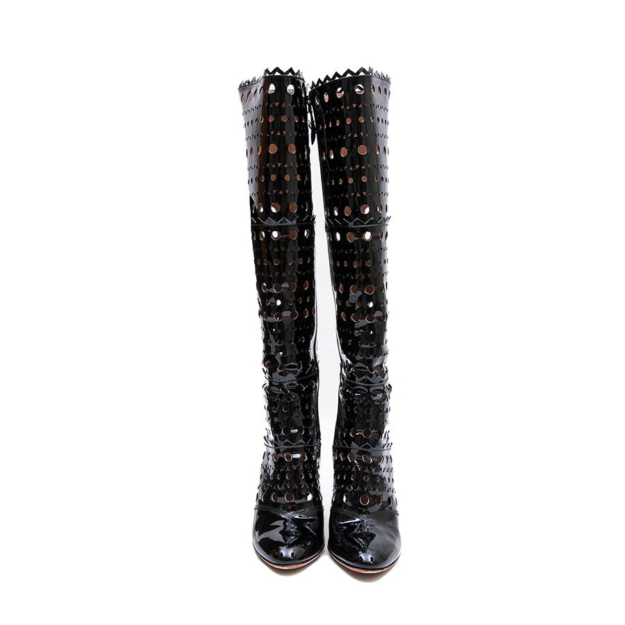 Alaïa boots in black patent perforated leather. Size 38. Zip closure inside the boot. 

In very good condition. A snag on the heel of the right boot.

Dimensions : Height of the upper: 40,5 cm, heel height: 11 cm, ankle circumference : 26 cm, high