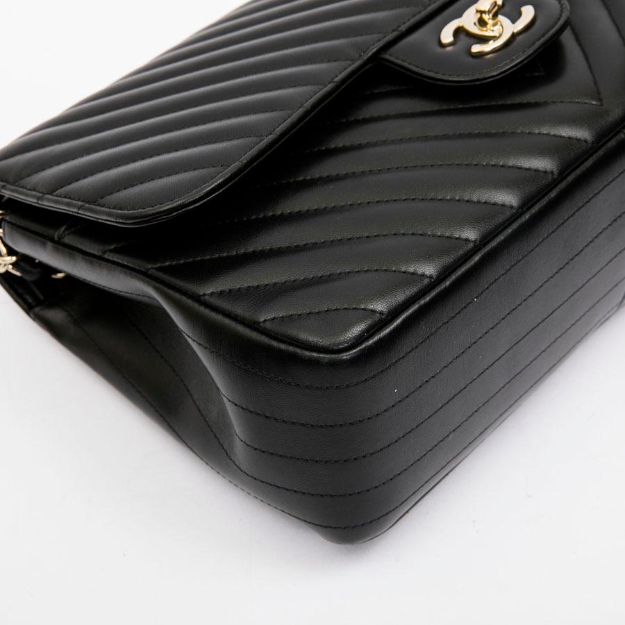 CHANEL Classic Jumbo Double Flap Bag in Black Lambskin Chevron Leather In Good Condition In Paris, FR