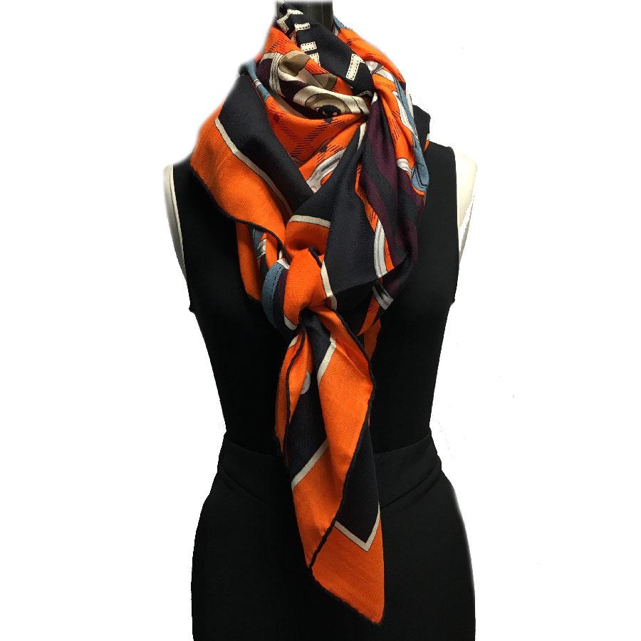 Hermès shawl, model Tatersale, Hermès 'Sellier Paris' designed by H. d'Origny in cashmere and silk

Composition: 70% cashmere and 30% silk, 

Dimensions: 140 x 140 cm

Will be delivered in a new, non-original dust bag