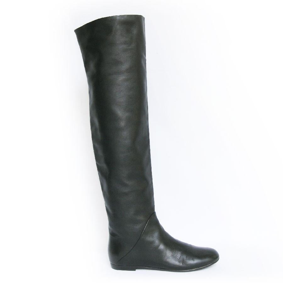 Giuseppe Zanotti thigh boots in black leather. Size 38.5. In very good condition.

Boot height: 56 cm, boot tower top: 42 cm, ankle boot tower: 30 cm, round boot calf: 37 cm

Will be delivered in a new, non-original dustbag and a large box