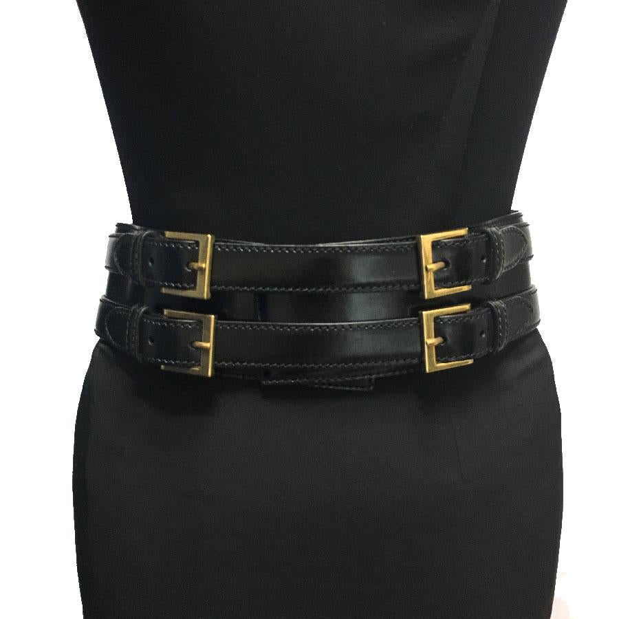Alexander McQueen belt in black leather double closure, buckle in gold metal, can be adjusted on all sides (one size).

Made in Italy. Size 80. Width : 8 cm

In good condition. Some traces on the leather interior and exterior

Will be delivered in a