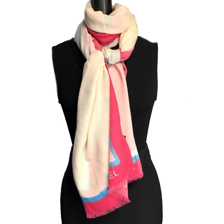 Scialle Chanel 'Viva COCO Cuba Libre' in cashmere multicolore

In buone condizioni. Prodotto in Francia.

Piccole tracce di penne e fili annegati sugli angoli della sciarpa (vedi foto).

Dimensioni: 103x208 cm

Verrà consegnato in un sacchetto per