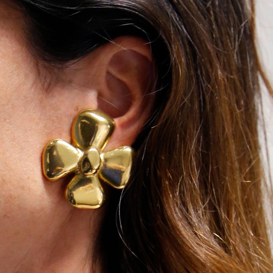 Vintage Yves Saint Laurent clover clip-on earrings in gilt metal.

In very good condition. Made in France

Dimensions: 4,4x4,6 cm

Will be delivered in a new, non-original dust bag
