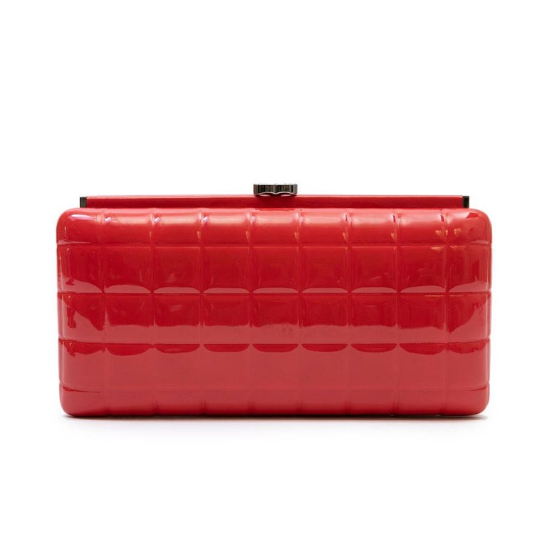 CHANEL Clutch in Red Patent Leather In Good Condition For Sale In Paris, FR