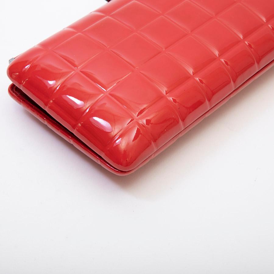CHANEL Clutch in Red Patent Leather In Good Condition In Paris, FR
