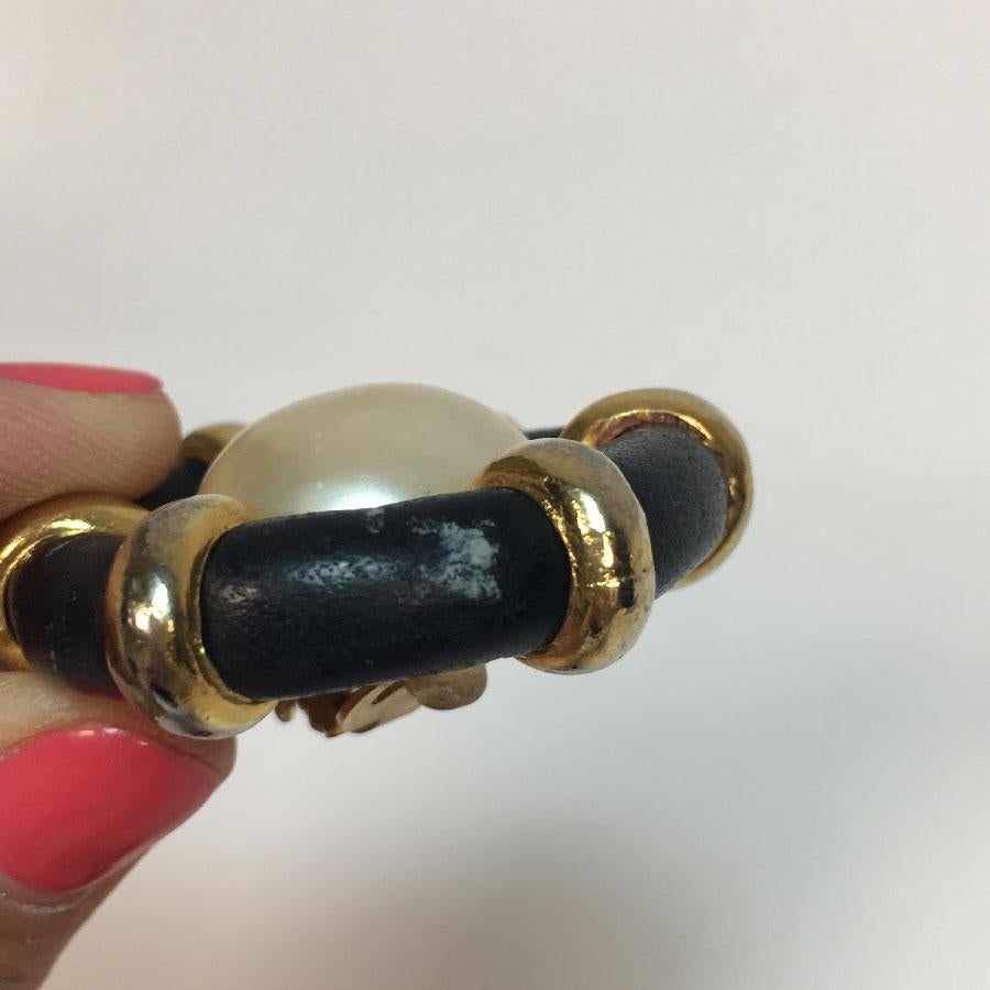 CHANEL Ohrclips aus schwarzem Leder, vergoldetem Metall und Perlen im Angebot 1