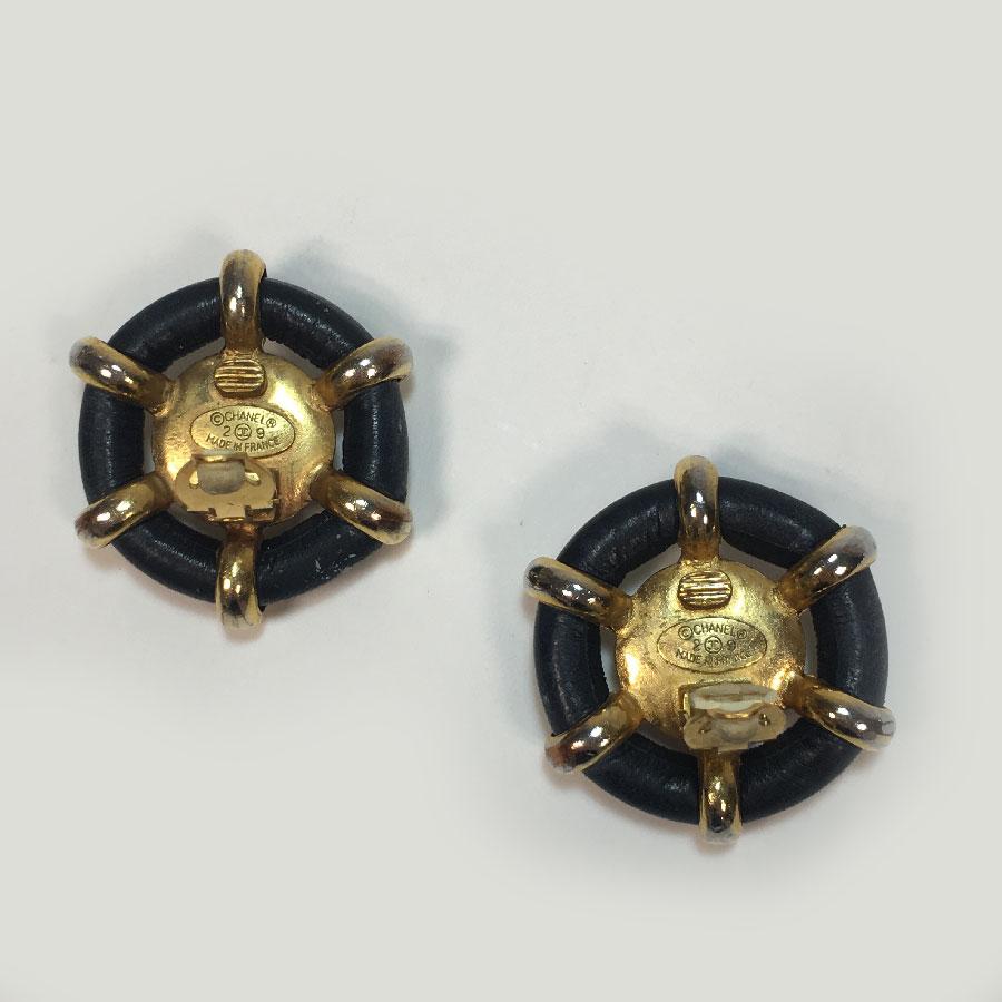 CHANEL Clip-on Earrings in Black Leather, Gilt Metal and Pearl In Good Condition For Sale In Paris, FR