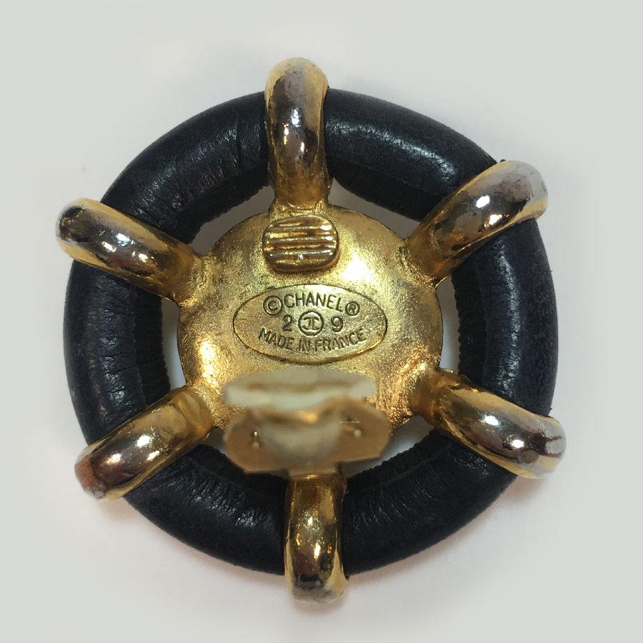CHANEL Ohrclips aus schwarzem Leder, vergoldetem Metall und Perlen im Angebot 3