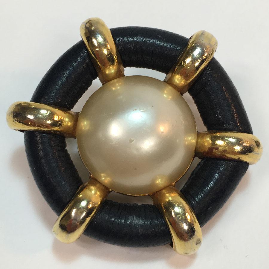 CHANEL Ohrclips aus schwarzem Leder, vergoldetem Metall und Perlen im Zustand „Gut“ im Angebot in Paris, FR