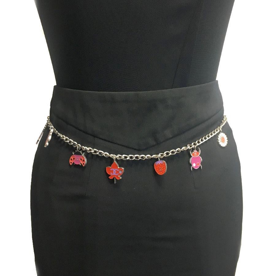 Very beautiful Chanel belt, silver metal chain embellished with enamelled charms.

In perfect condition. Hook clasp. Absence of trademark pellet. CC on the back of the ladybug. Can also be worn also as a necklace.

Dimensions: total length: 93 cm.