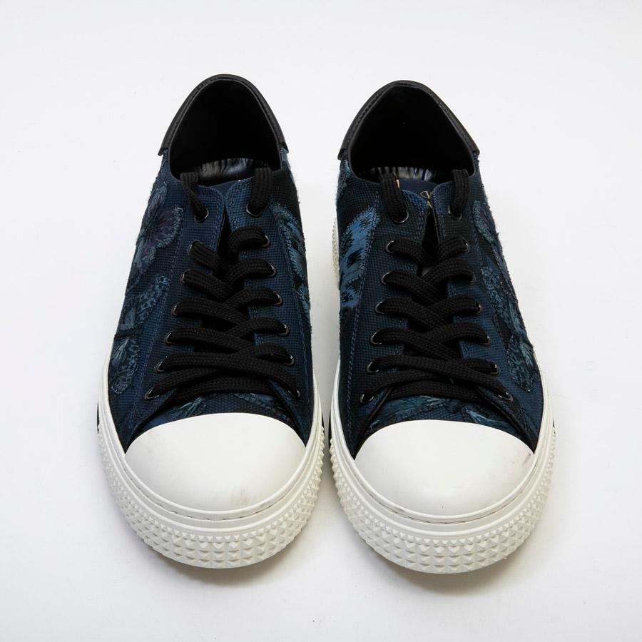 Valentino Tennis for men in navy blue canvas, black laces, butterfly embroidery. Leather insoles, rubber outsoles

Made in Italy. Mint condition

Dimensions : Insole length 30 cm. Size 44

Will be delivered in a new, non-original dust bag