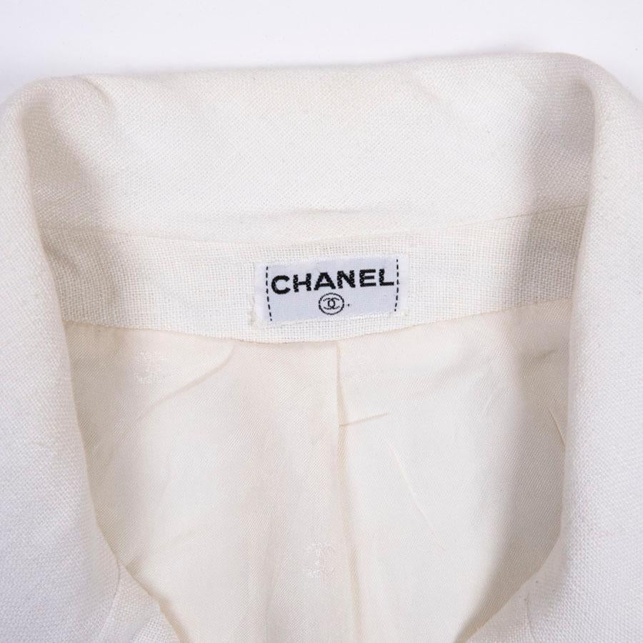 Chanel jacket in off-white linen, Two flat pockets. Black buttons with golden CC signature. Black CC signature embroidered on one of the pockets. Unbleached lining in silk.

Very good condition. Size and composition tags are missing.

Dimensions