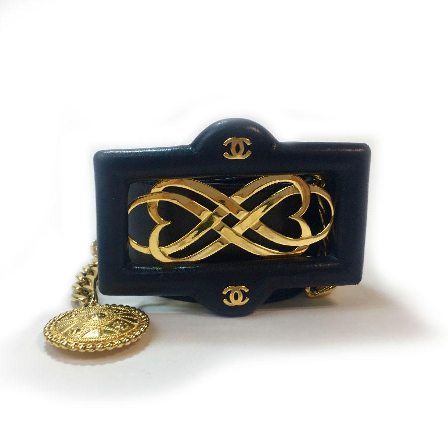 Collector, Chanel vintage belt in black leather. 

In very good condition, the outside leather is impeccable, the gold metal too. The gold chain is attached to a ring in the leather of the belt, on the other side there is another ring that can bring
