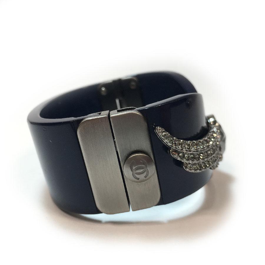 Chanel Blue Resin Cuff Bracelet Wings in Silver Metal and Rhinestones In Excellent Condition In Paris, FR
