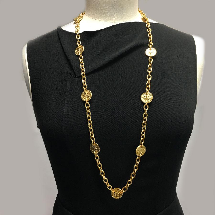Chanel necklace vintage gold metal 90s, more precisely the collection Fall / Winter 1993.

Worn, it measures 45 cm. Beautiful vintage piece.

Total length: 90 cm

Will be delivered in a new, non-original dust bag