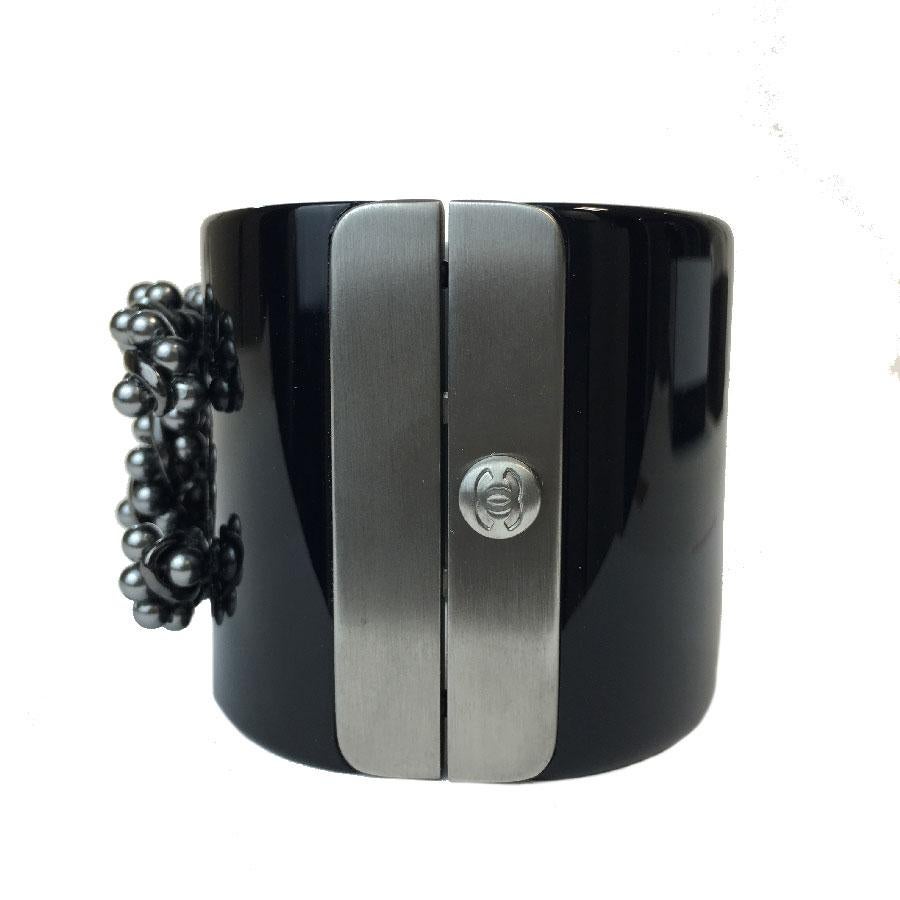 Chanel Cuff Bracelet in Black Plexiglass and CC in Gunmetal Color Metal In Excellent Condition In Paris, FR