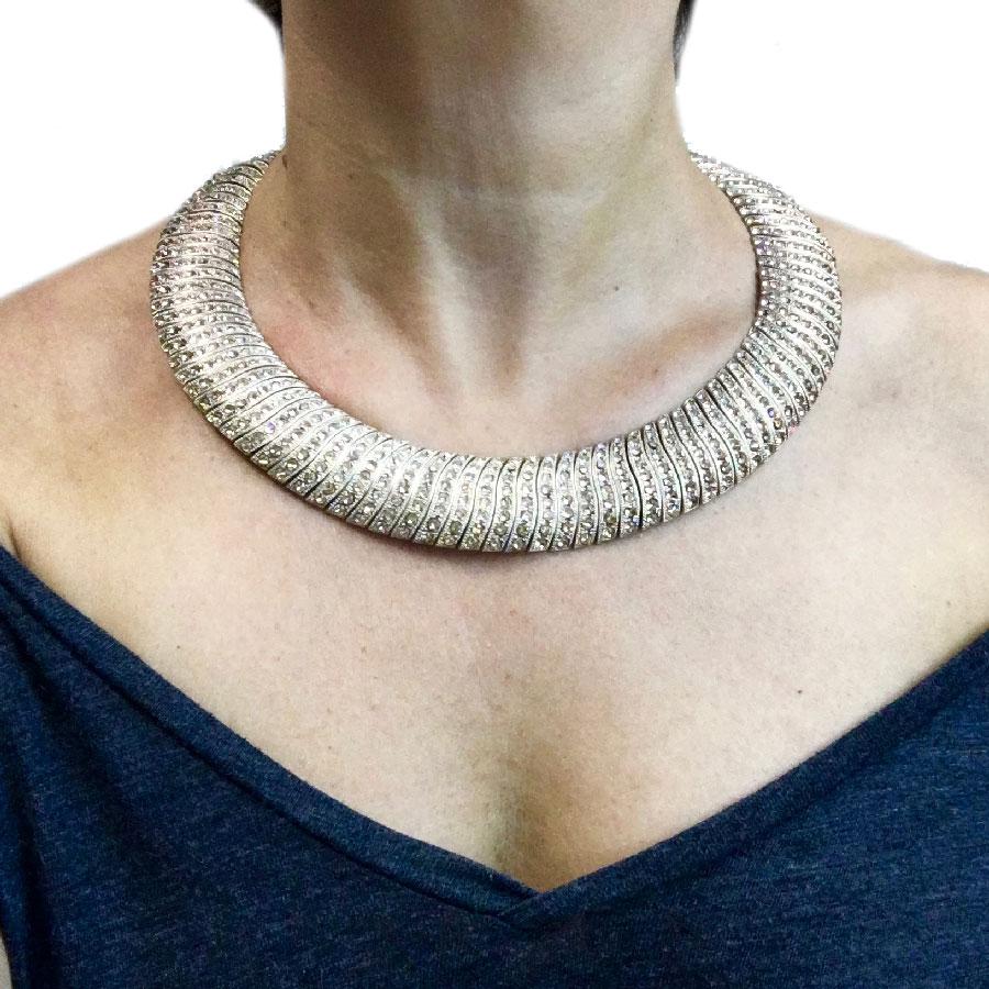 Couture! Chanel choker necklace in gold metal set with colored rhinestones.

In very good condition. A small rhinestone is missing at one end of the necklace (see photo).

Made in France, spring 2015 collection

Dimensions: total length: 63 cm, at