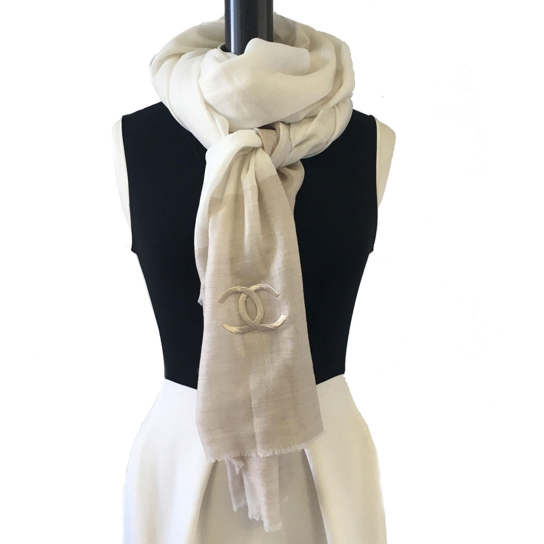Beautiful Chanel shawl in ecru and dark beige cashmere. Ends with small fringes.

An embroidered CC is on the bottom of the scarf.

In perfect condition. Made in Italy

Dimensions: 230x80 cm

Will be delivered in a new, non-original dust bag