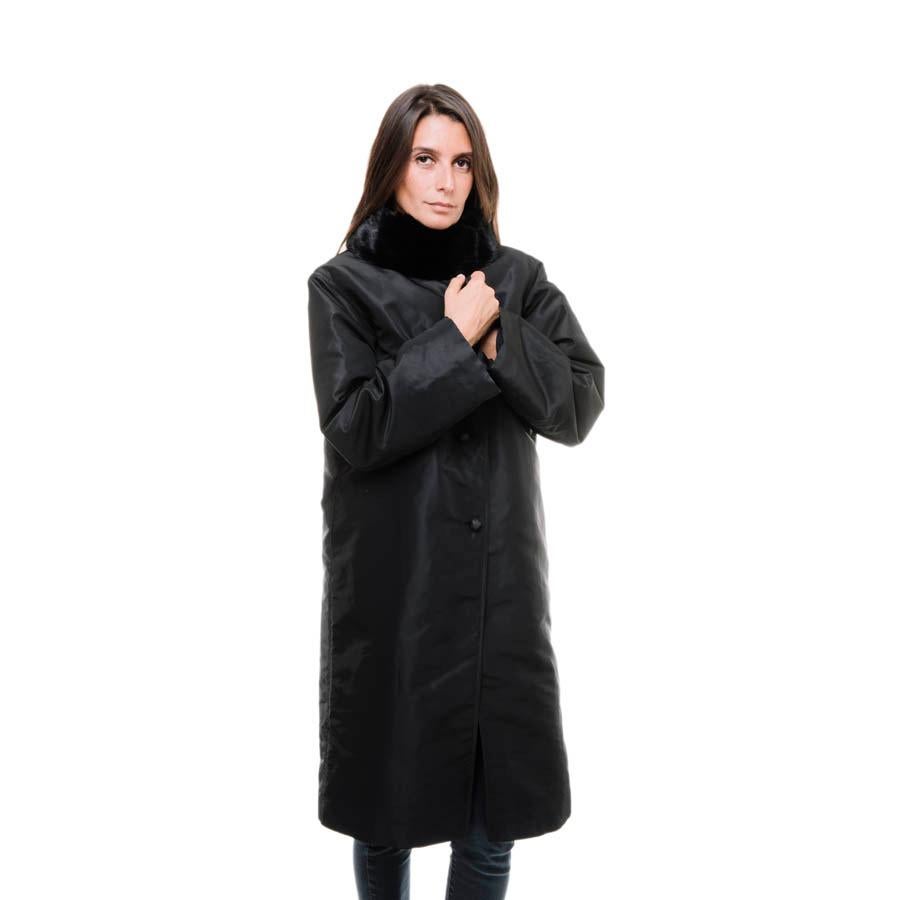 Fendi black trench coat lined with removable fur. Snap closure. Size 38 FR

The collar is black mink.

Dimensions flat: Height 104 cm, chest width: 52 cm, width size: 52 cm, sleeve length: 56 cm, shoulder width: 42 cm