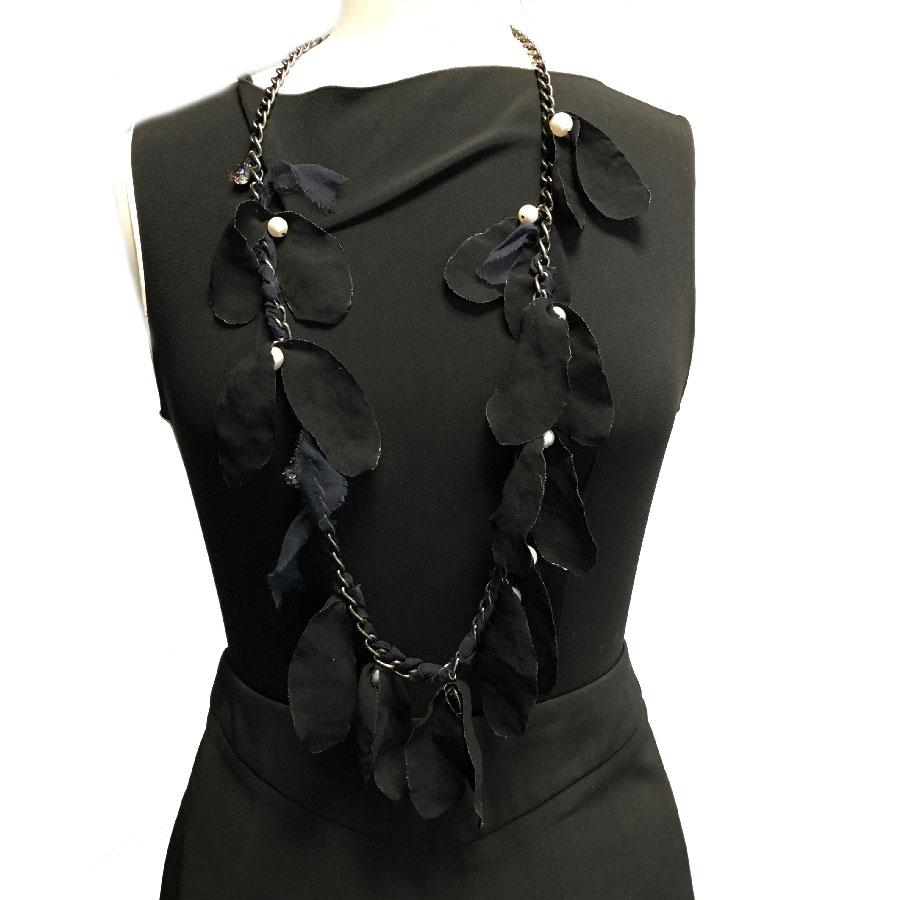 Lanvin long necklace in gunmetal embellished with black silk crepe, pearls and rhinestones in pear shape.

In very good shape. Brand engraved on the clasp, Made in France

Dimensions: overall length: 104.5 cm, worn on the shortest: 82 cm, the