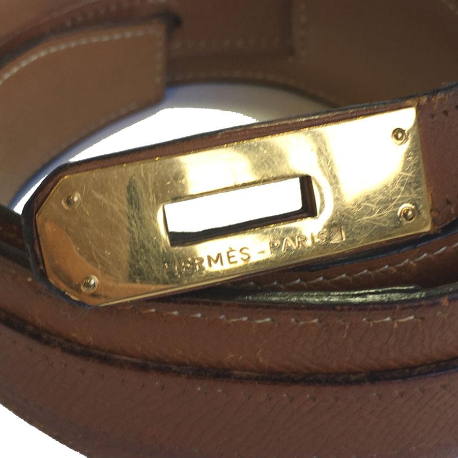 Hermès Kelly in belt courchevel gold leather, gold brass metal hardware. Size 72. Vintage piece.

In good condition. Some traces not visible on the leather. Leather a little disjointed at the clasp (see photo). Micro scratches due to the use on the